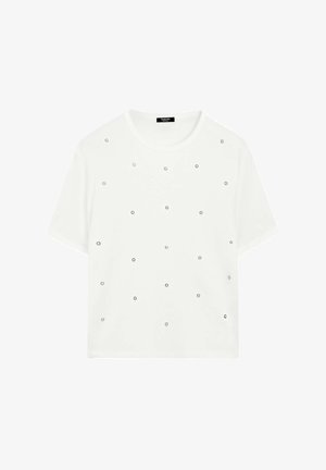 Vit T-shirt med korta ärmar och rund halsringning, prydd med silverfärgade cirkulära nitar jämnt fördelade över framsidan och en avslappnad passform.