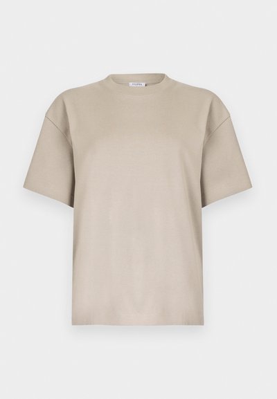 Beige Baumwoll-T-Shirt mit Rundhalsausschnitt, kurzen Ärmeln und legerem Schnitt. Glatte Textur, minimalistisches Design, keine Muster oder Akzente.