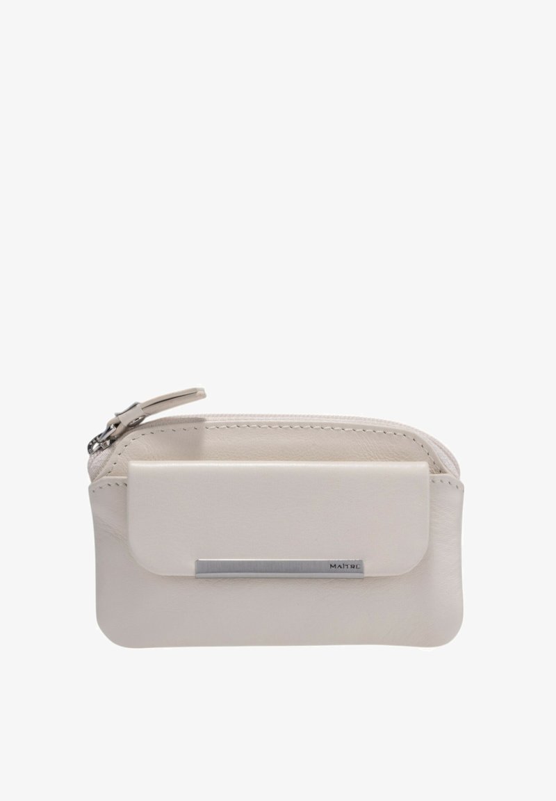 Cremefarvet læderpung med lynlås, der har en forlommemodel og en sølvfarvet metaldetalje. Glat tekstur og minimalistisk design.