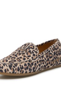 Zapato mocasín slip-on para mujer con estampado de leopardo en tonos marrón y negro y suela plana.