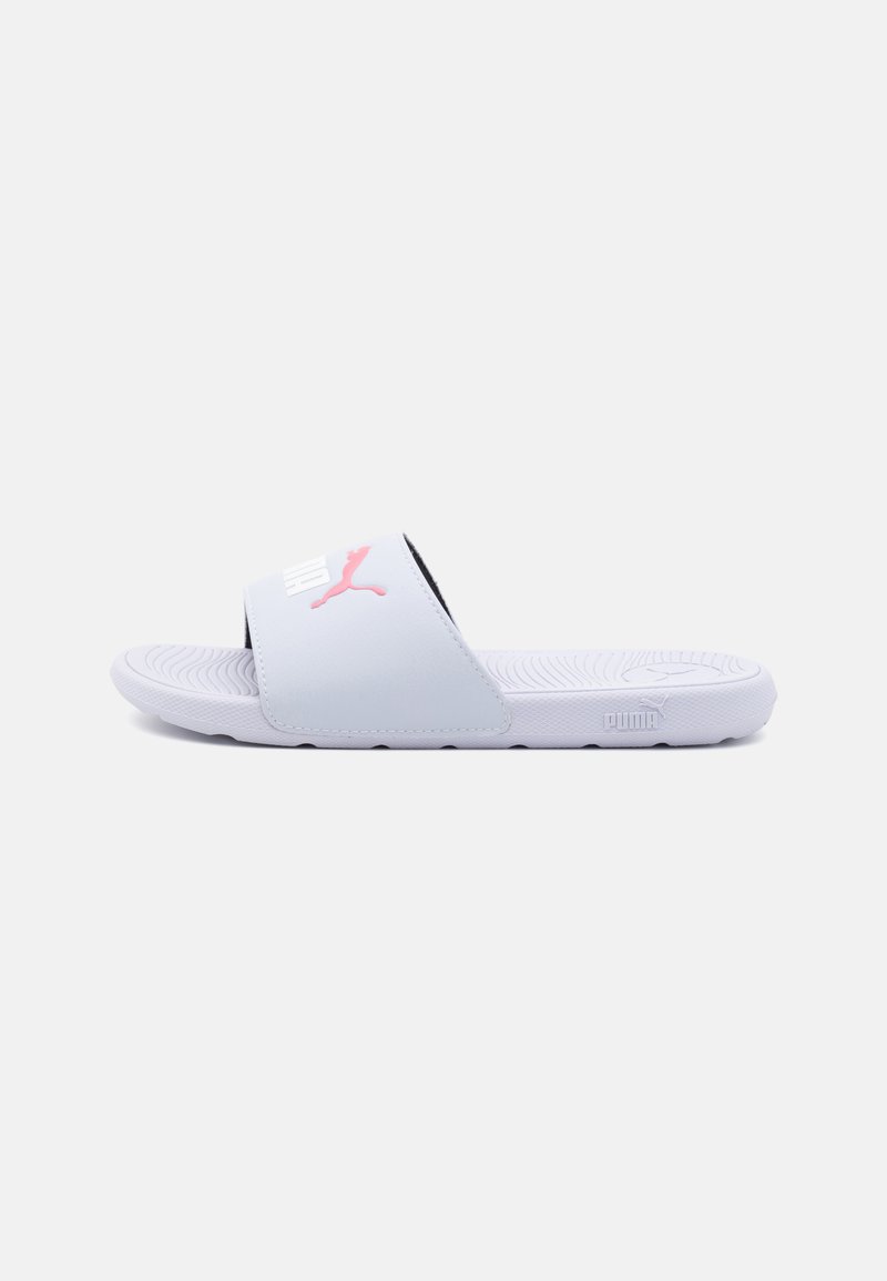 Sandal de plajă gri deschis cu o curea lată ce prezintă un logo roz. Tăietură texturată pentru aderență. Material moale și design simplu.