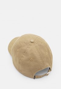 Căciulă de baseball kaki cu vizor curbat, din bumbac, cu spate ajustabil și cinci orificii de ventilație. Are un buton în vârf.