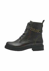 Bottines noires en cuir avec un logo doré, fermeture à lacets à l'avant et clous décoratifs sur le côté ; bout rond et talon épais.
