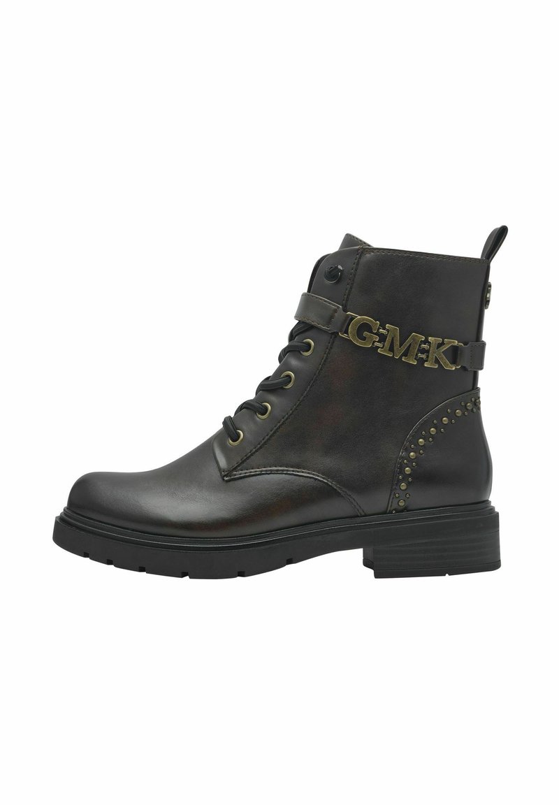 Bottines noires en cuir avec un logo doré, fermeture à lacets à l'avant et clous décoratifs sur le côté ; bout rond et talon épais.