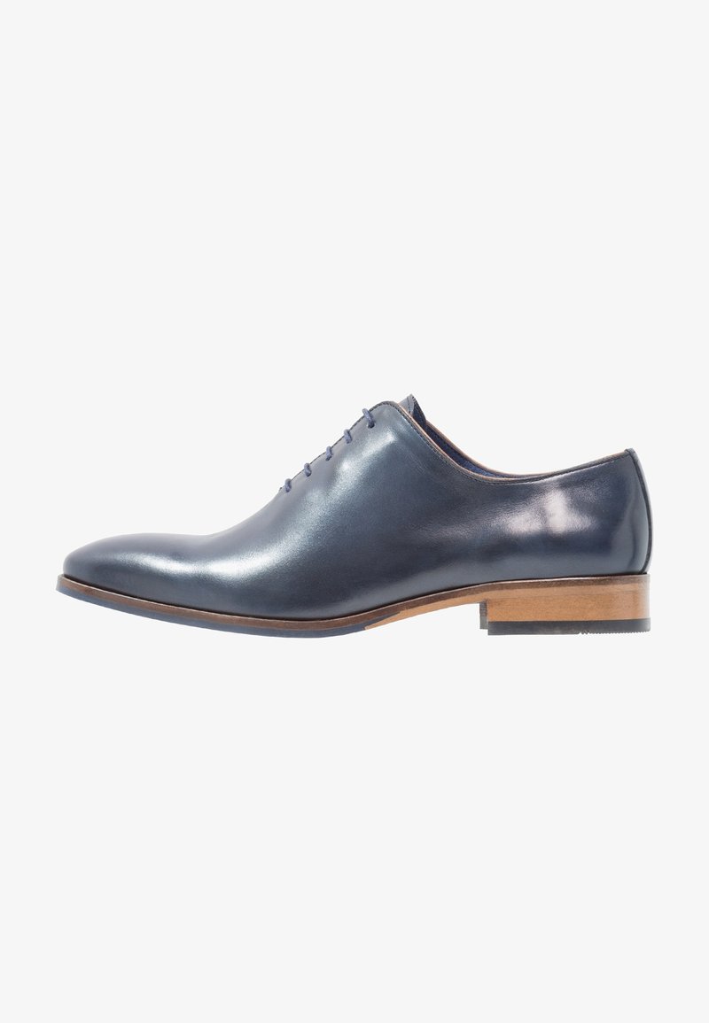 Chaussure Oxford en cuir bleu marine avec un design élégant, bout arrondi, léger éclat et talon en bois marron. Fermeture à lacets avec œillets assortis.