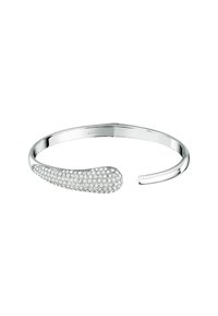 Bracciale a cuff in tonalità argento caratterizzato da un design affusolato con una superficie decorata da cristalli e una finitura metallica liscia. Stile elegante e minimalista.
