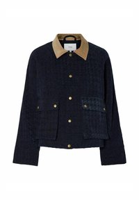 Marinblå quiltad jacka med en beige manchesterkrage, två framfickor och guldtryckknappar. Har en texturerad tyg och en avslappnad passform.