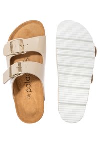 Beige instapsandalen met twee verstelbare banden, gouden gespen, een zachte kurken zool en een witte ribbelrubberen buitenzool.