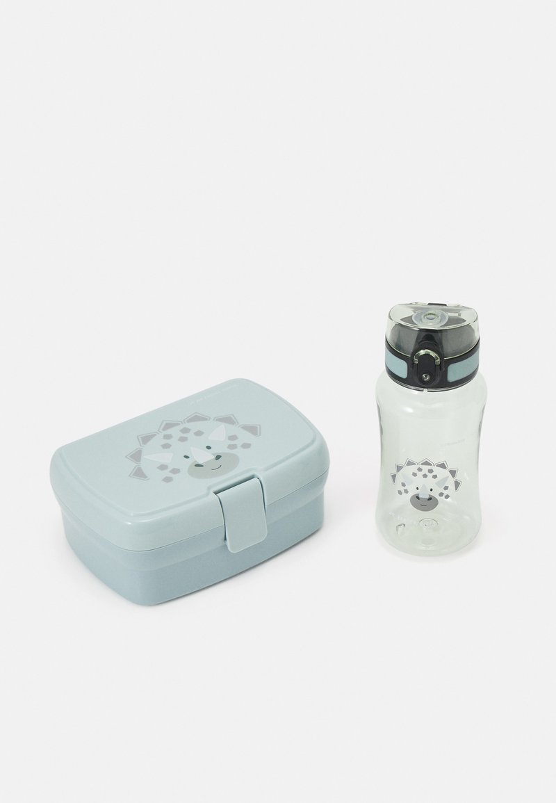 Modra plastična šolska torba z obliko ježa in prozorna steklenica za vodo s podobno grafiko. Obe imata zaobljene robove in igriv videz.