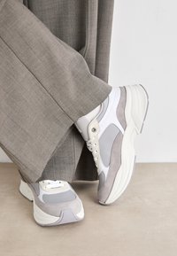CHUNKY FEMININE RUNNER - Tossud - sterling grey