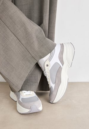 CHUNKY FEMININE RUNNER - Trainers - sterling grey
