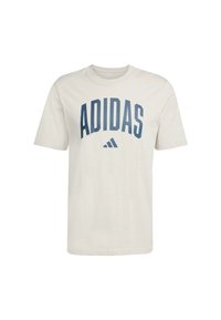 Kremkrāsas kokvilnas T-krekls ar izteiksmīgu zilo "ADIDAS" logotipu krūtīs un trīs svītru emblemu zem tā. Īsas piedurknes, apaļa apkakle.