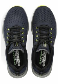 Marineblaue Netzsneaker mit schwarzen Schnürsenkeln, grünen Akzenten und grauen Sohlen. Sie verfügen über eine gepolsterte Innensohle, die mit "Air-Cooled Memory Foam" gekennzeichnet ist.