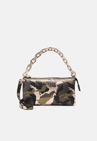 Handtas met camouflagepatroon in zwart, groen en beige met een gestructureerde afwerking. Voorzien van een gouden kettinghandvat en een ritsluiting.