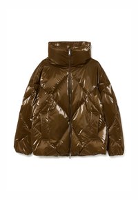 Giacca a vento marrone con finitura lucida, dotata di alto colletto, chiusura con zip e trapuntatura a motivo a diamante. Include tasche laterali.