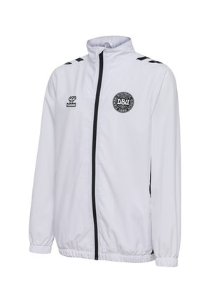 Hvid jakke med høj krave, sort lynlås og elastiske manchetter. Har sorte detaljer på skuldrene og et rundt logo på brystet.