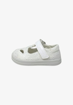 Scarpa bianca per bambino con ricamo floreale, ritaglio a forma di cuore e cinturino in velcro sulla parte superiore della suola in gomma bianca.