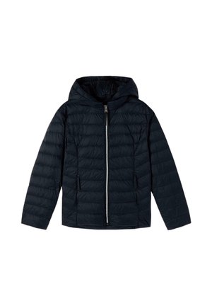 Czarna pikowana kurtka z kapturem, z przednim zamkiem błyskawicznym i zapinanymi na zamek kieszeniami po bokach, prezentowana na białym tle.