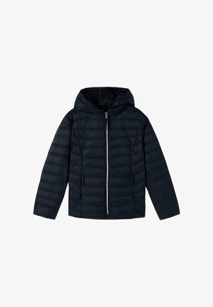 Czarna pikowana kurtka z kapturem, z przednim zamkiem błyskawicznym i zapinanymi na zamek kieszeniami po bokach, prezentowana na białym tle.