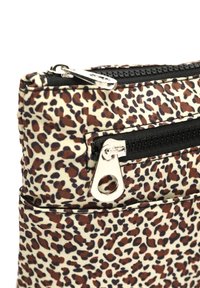 Hnědo-černý sáček s leopardím potiskem, se zipovým uzávěrem a stříbrným zipem, který má malou vnější kapsu.