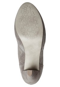 Semelle en daim gris avec un motif de cœur sur la trame. Marquée de la taille 37. Bout arrondi et design à profil bas. Bord supérieur texturé.