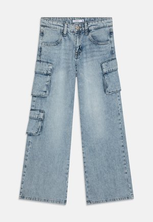 Jeans cargo blu chiaro a gamba larga in denim, con quattro flap simili a tasche sui lati, e un design standard a cinque tasche.
