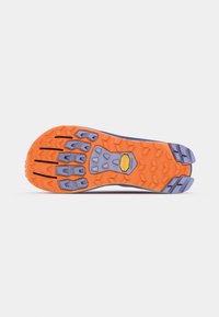 La semelle d'une chaussure de trail running présente du caoutchouc orange et violet avec un motif texturé pour l'adhérence et la stabilité. Comprend un détail de logo au centre.
