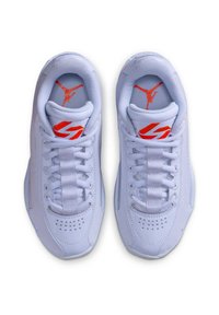 Weiße Sportschuhe mit Mesh-Einsätzen, strukturierten Akzenten und durchbrochener Detailierung. Verfügt über ein Schnürdesign mit rotem Branding auf der Zunge und der Innensohle.