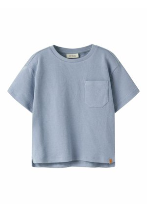 T-shirt en maille bleu clair à manches courtes avec col rond et poche poitrine, avec une petite étiquette marron près de l’ourlet.