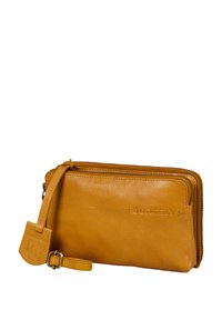 Geel leren portemonnee met een gestructureerde afwerking. Voorzien van een ritsluiting, afneembare schouderband en een geperst logo-label. Compacte rechthoekige vorm.