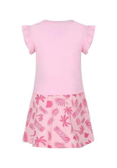 Abito rosa con un top rosa uniforme e maniche a frill, e una gonna con motivi di foglie tropicali e testo giocoso in tonalità di rosa.