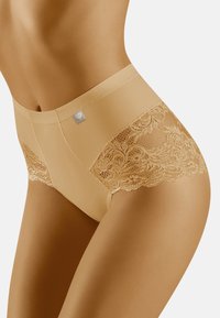 Beige högmidjade trosor med spetsdetaljer på sidorna, som har en slät tygkvalitet och en liten metallisk logotypaccent på midjebandet.