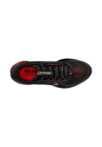 Zwarte sportschoen met een bovenwerk van mesh, rode accenten en een opvallend Nike-logo. Heeft een vetersluiting en een gevoerde binnenzool voor ondersteuning.