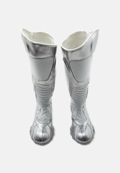 Ζευγάρι μεταλλικά ασημί μπότες μέχρι το γόνατο με επενδεδυμένα και υφασμάτινα πάνελ, στρογγυλεμένες μύτες και ανοιχτόχρωμη εσωτερική επένδυση.