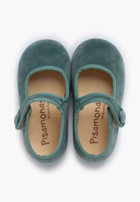 Žalios zomšinės Mary Jane bateliai su apvaliu nosiu, elastinga juosta ir sagutės uždarymu. Minkšta pamušalas ir lengvas dizainas užtikrina patogumą.