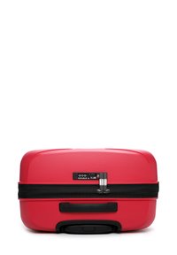 Červený tvrdý kufr s texturovaným povrchem, dvojitými zipy, kombinovaným zámkem a bočním držadlem pro snadné přenášení.