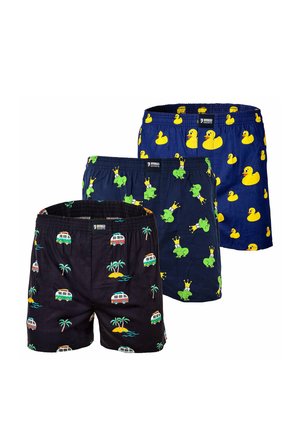 Trois paires de boxers de couleur foncée avec des motifs ludiques : canards en caoutchouc jaunes, grenouilles vertes avec des couronnes et vans aménagés avec des palmiers.