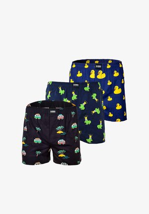 Drei Paare dunkel gefärbter Boxershorts mit verspielten Mustern: gelbe Gummienten, grüne Frösche mit Kronen und Wohnmobile mit Palmen.