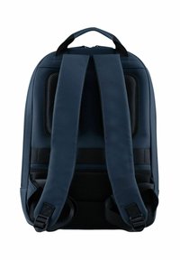 Zaino blu navy con spallacci imbottiti in rete, schienale testurizzato, design elegante e chiusura con zip. Presenta clip regolabili e cuciture rinforzate.