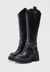 Melni ādas augstie zābaki ar masīvu papēdi, zvaigžņu raksta jostas akcents un metāla furnitūra, ar sānu zīmogu aizdarei.