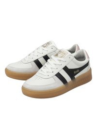 Sneaker bianche con strisce nere, suola in gomma e parte superiore in pelle liscia. Presentano un design con lacci e il logo Gola sul lato.