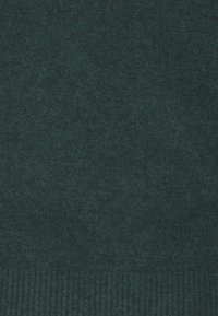 Donkergroene gebreide wolstof met een geribbelde zoomafwerking.