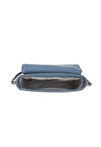 Borsa a mano in pelle blu texturizzata con chiusura a zip e una tracolla singola. L'interno è foderato in tessuto chiaro.