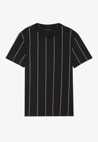 Camiseta negra de manga corta con delgadas rayas verticales blancas. Confeccionada en una tela suave, cuenta con un escote redondeado y un corte relajado.