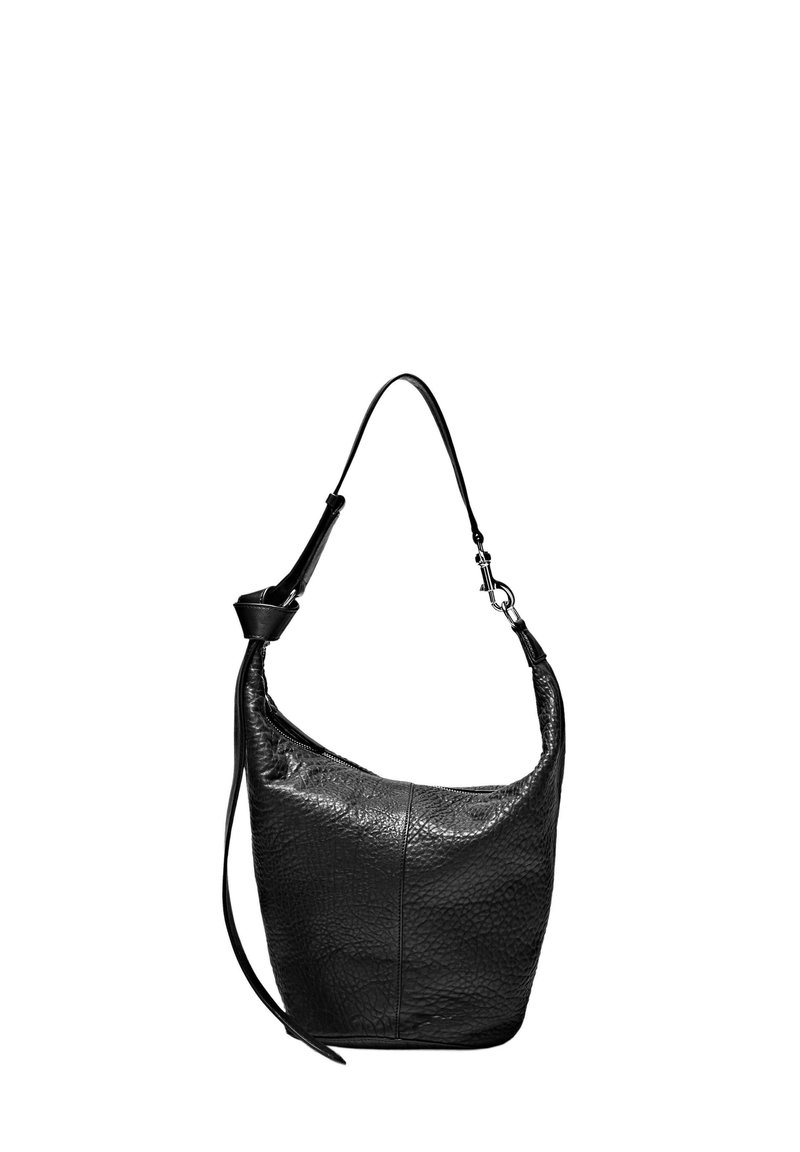 Schwarze Lederschultertasche mit strukturierter Oberfläche, geschwungener Form, verstellbarem Riemen und Reißverschluss. Minimalistisches Design ohne sichtbare Beschläge.
