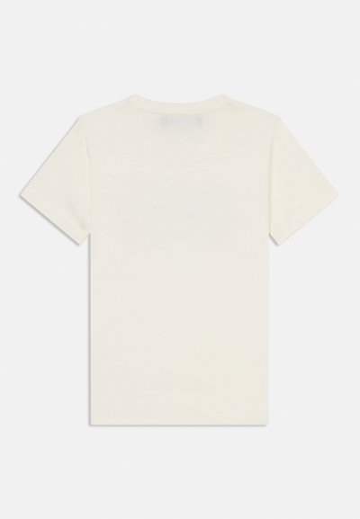 Camiseta de manga corta en algodón blanco roto, con una espalda lisa, cuello redondo y un corte relajado con textura suave.