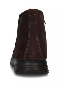 Stivali alla caviglia in camoscio marrone con suola in gomma, caratterizzati da cuciture a contrasto e una linguetta posteriore per facilitarne l'indossamento.