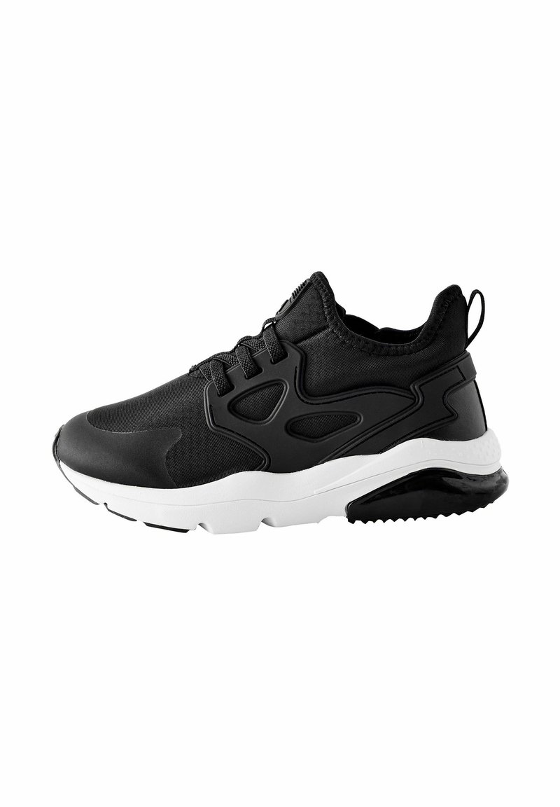 Bottines de sport noires avec une tige en tissu texturé, semelle intermédiaire blanche contrastante et semelle en caoutchouc dotée d'un motif antidérapant.