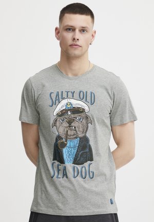 Grå bomull t-skjorte med et grafikk av en mops i kapteinslue, som røyker en pipe, med teksten "SALTY OLD SEA DOG" i blått.