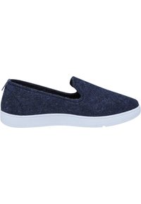 Scarpa slip-on navy realizzata in feltro con suola in gomma bianca. Presenta un design a taglio basso e una tomaia liscia e strutturata.